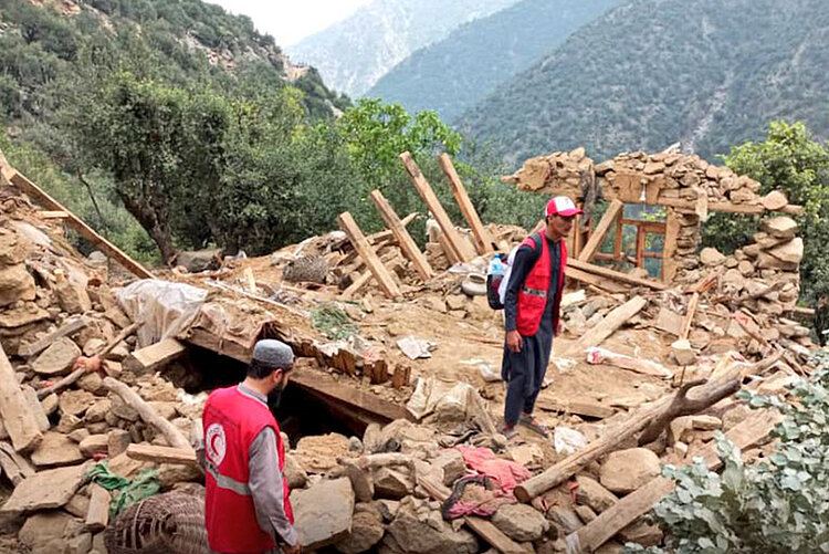 Helfer des Afghanischen Roten Halbmondes in Trümmern nach dem Erdbeben 