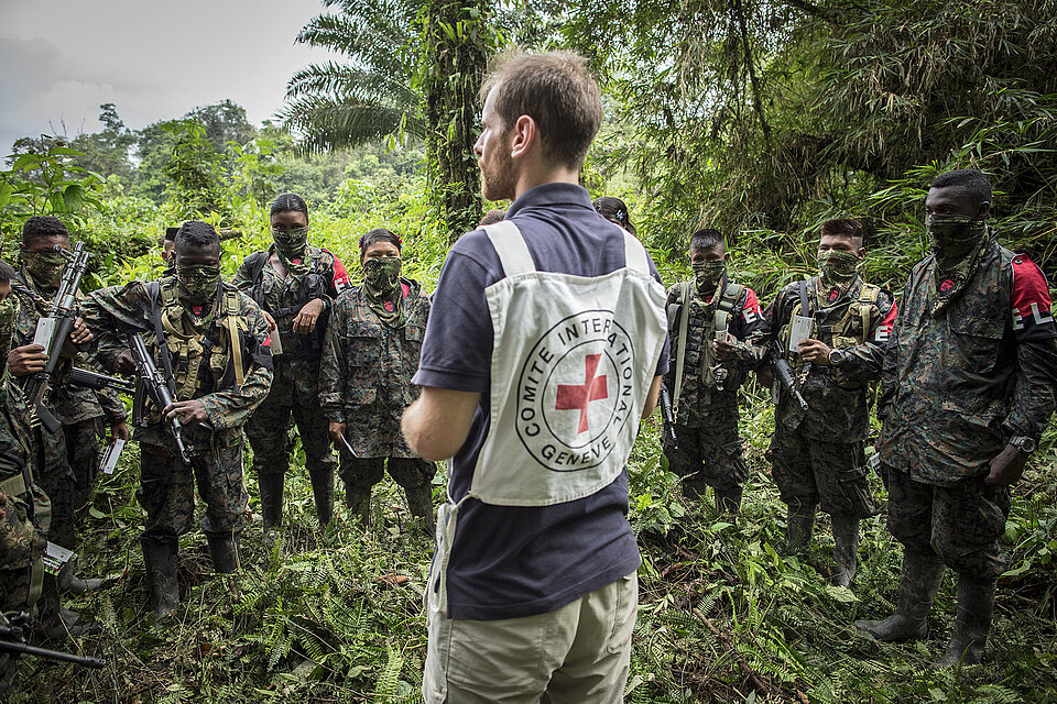 Verbreitungsarbeit IKRK-Mitarbeiter im Gespräch mit militärischer Gruppe