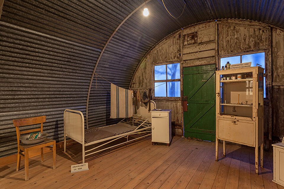 historische Nissenhütte im Lager Friedland, Möblierung von ca. 1950
