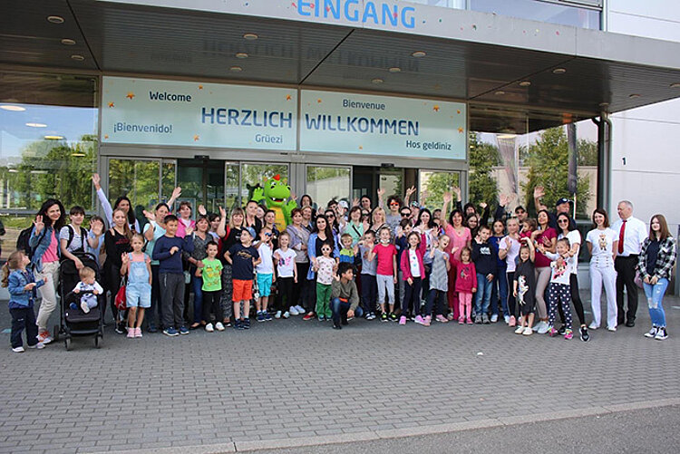 Gruppenbild vor dem Eingang von Sensapolis