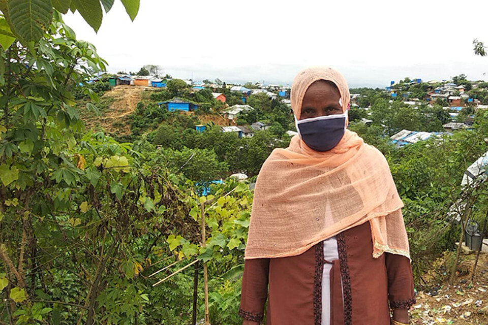 Portrait einer Geflüchteten vor Camp in Bangladesch