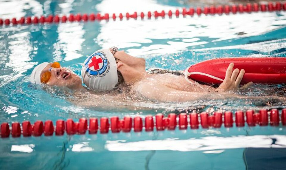 Übung zweier DRK-Rettungsschwimmer im Becken