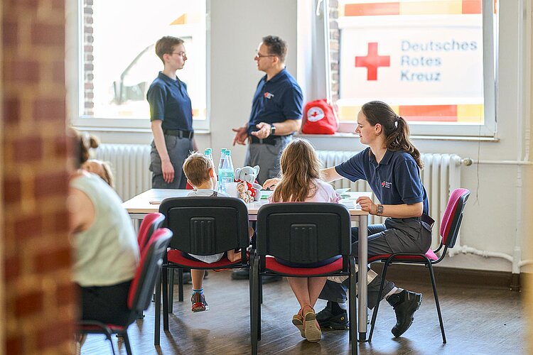 Betreuungsdienst in Notunterkunft Helferteam und Betroffene im Aufenthaltsraum