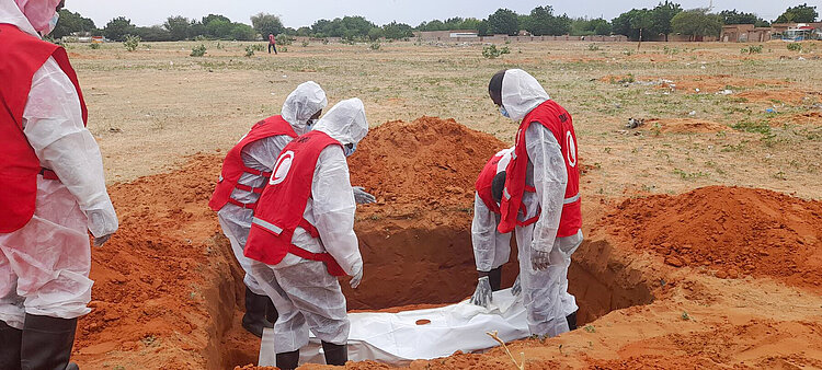 Mitarbeiter des Sudanesischen Roten Halbmonds bei der Bestattung Verstorbener in der Nordkordofan-Region.