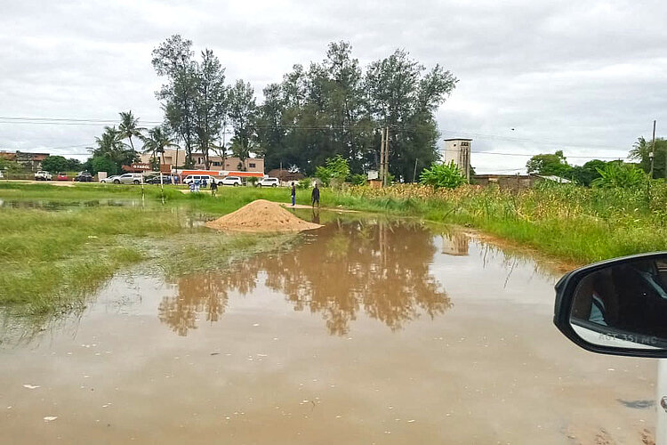 Überschwemmte Wiese am Ortsrand