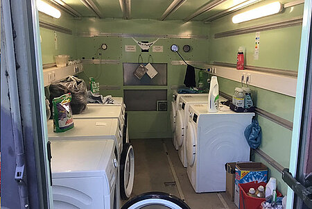 Container Waschraum mit Waschmaschinen und Wäschetrocknern