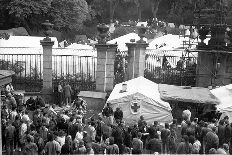 Foto: DDR-Flüchtlinge in der Prager Botschaft 1989