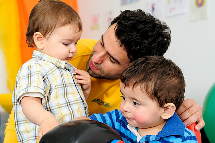 Vater mit zwei Kindern