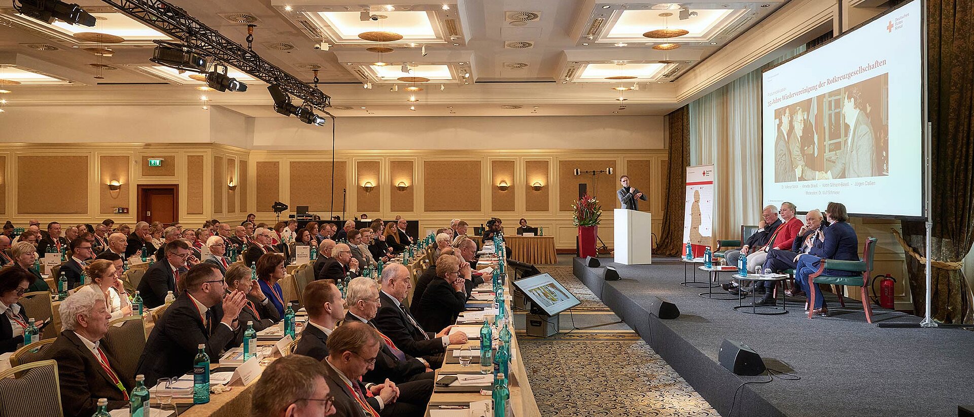 Raum mit Bühne und Publikumsreihen