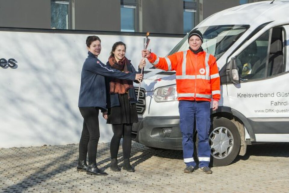 1 Am Morgen des 2. März übernahm Andy Marx (r.) vom Fahrdienst des DRK Güstrow die Fackel vom DRK Kreisverband Rostock.