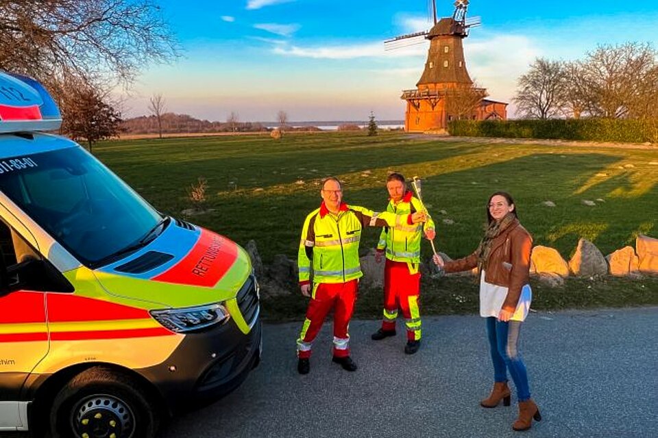 Der DRK Rettungsdienst Parchim Ludwigslust gGmbH nimmt die Fackeln vom KV Güstrow an der Goldberger Mühle entgegen. 