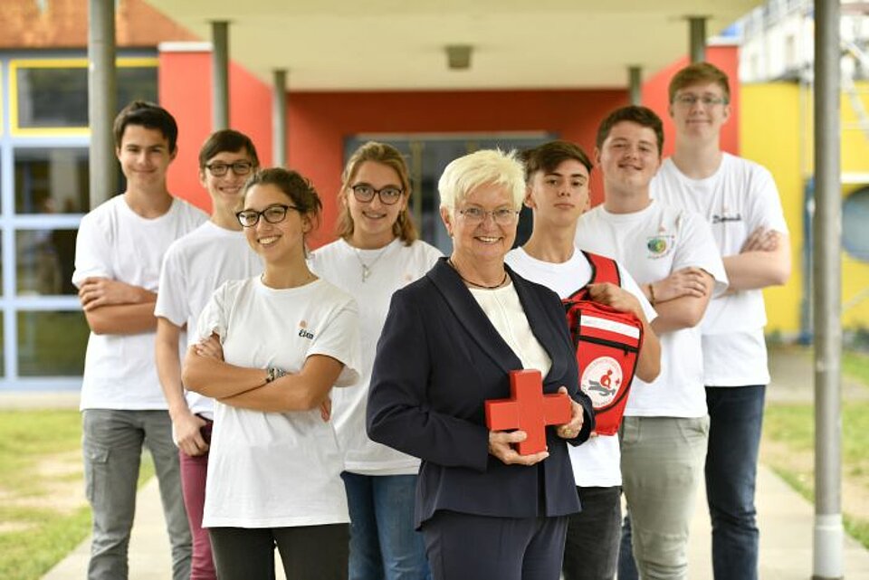 DRK-Präsidentin Gerda Hasselfeldt mit dem Schulsanitätsdienst des Mainzer Gutenberg-Gymnasiums