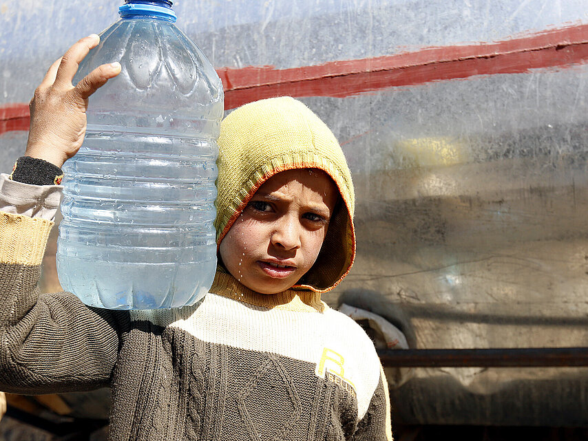 Junge mit Wasserflasche im Jemen. 