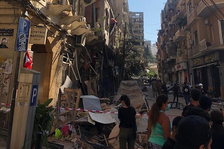 Zerstörte Straße nach schwerer Explosion in Beirut