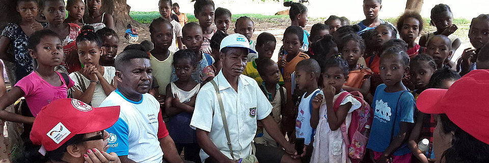 Foto: Rotkreuzhelferinnnen sprechen mit betroffenen einer Überschwemmung in Madagaskar