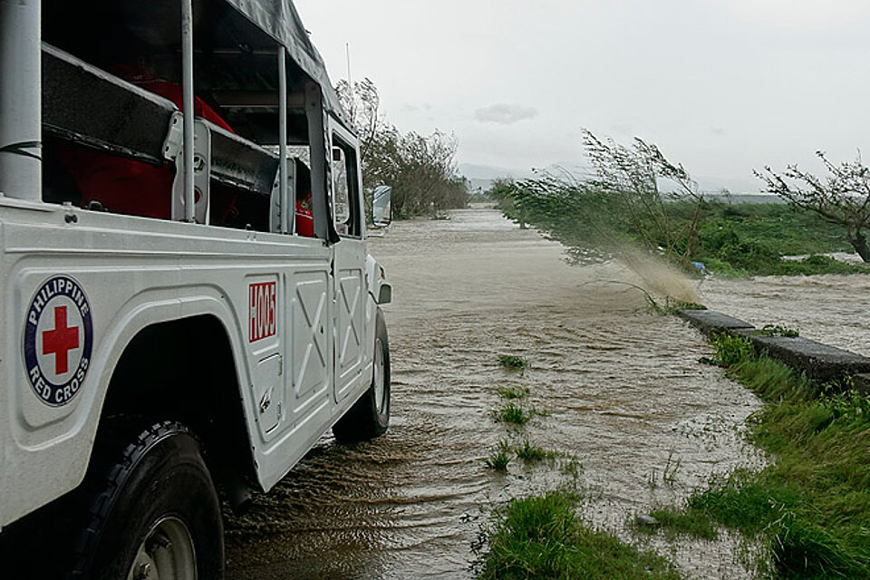 Ein Fahrzeug des Philippinischen Roten Kreuzes im Sturm 