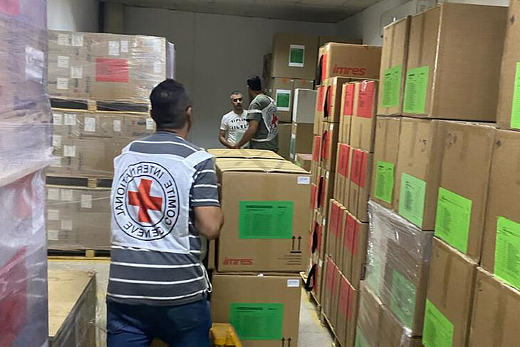 Mitarbeiter des IKRK organisiert Hilfsgüter für den Gazastreifen 