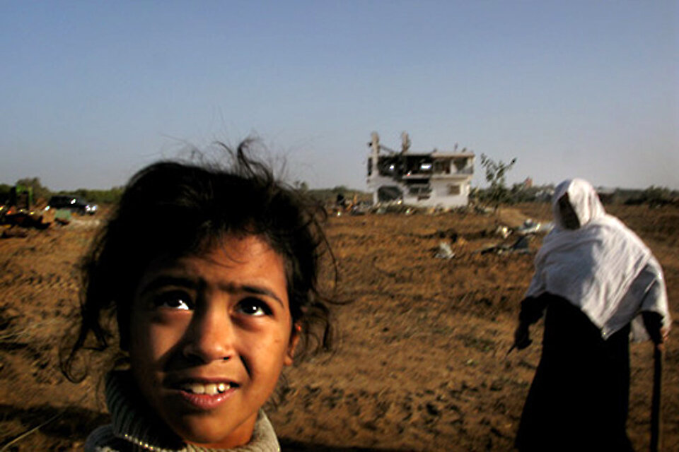 Foto: Ein junges Mädchen in Gaza vor den Trümmern ihres Elternhauses.