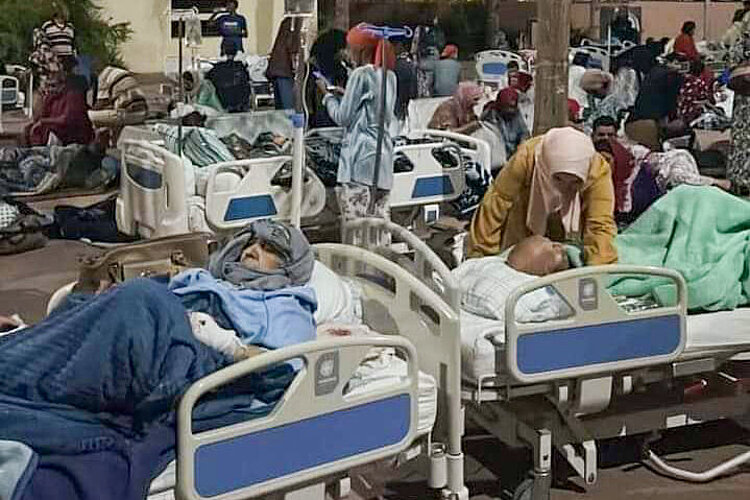 Evakuierte Personen in Krankenbetten auf einem Platz nach dem Erdbeben in Marokko.