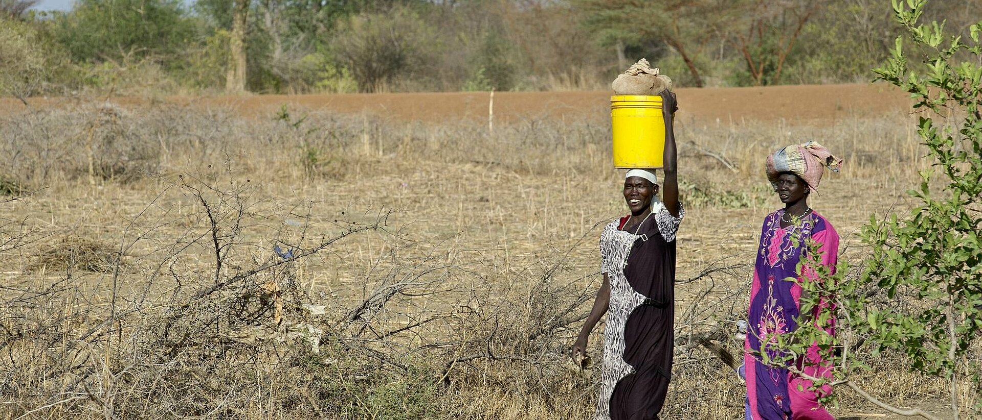 Zwei Frauen mit Wasserkrug im Südsudan 