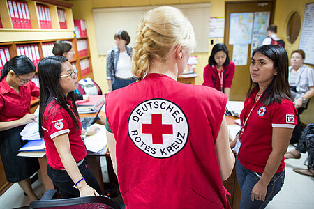 Foto: DRK-Mitarbeiterin im Gespräch mit philippinischen Helferinnen.