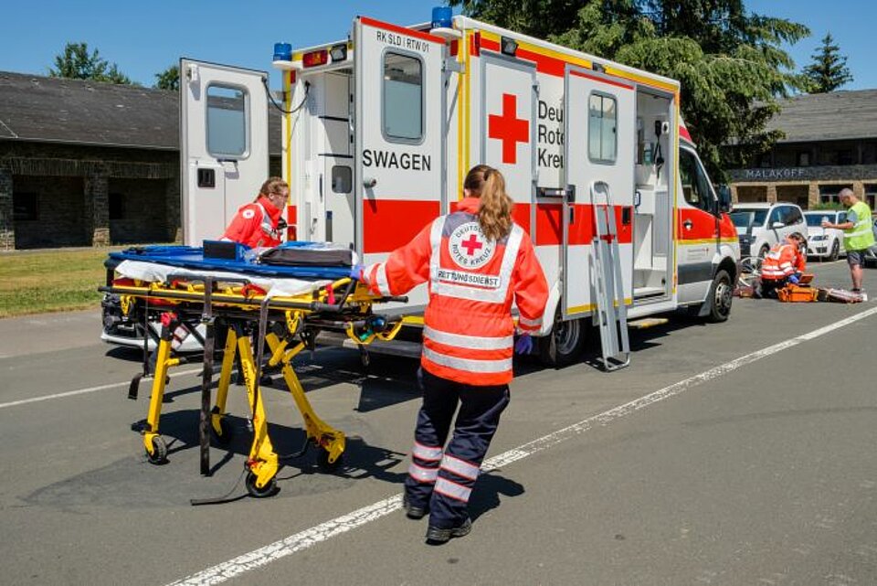 Erste Hilfe beim Fahrradunfall, Versorgung des Unfallopfers durch Rettungssanitäter