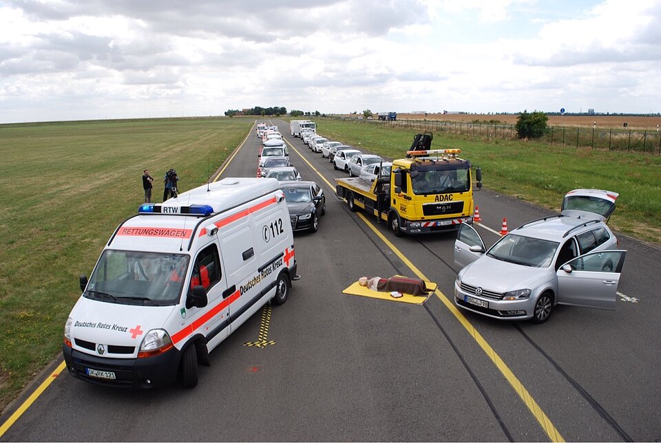 Rettungsgasse auf der Landstraße