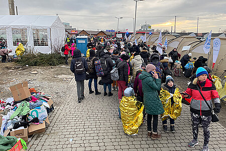 Ukrainische Geflüchtete am polnisch-ukrainischen Grenzübergang