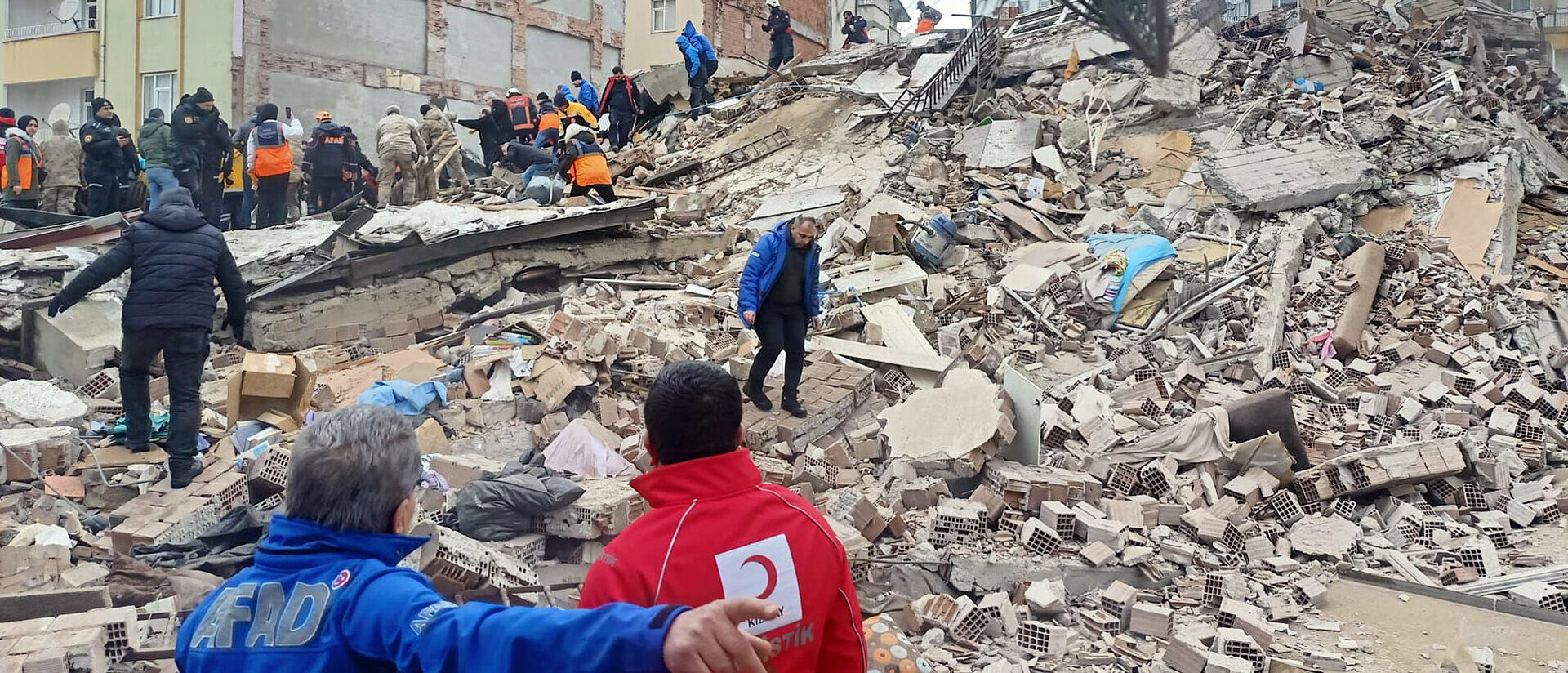 Helfer nach dem schweren Erdbeben in der Türkei 