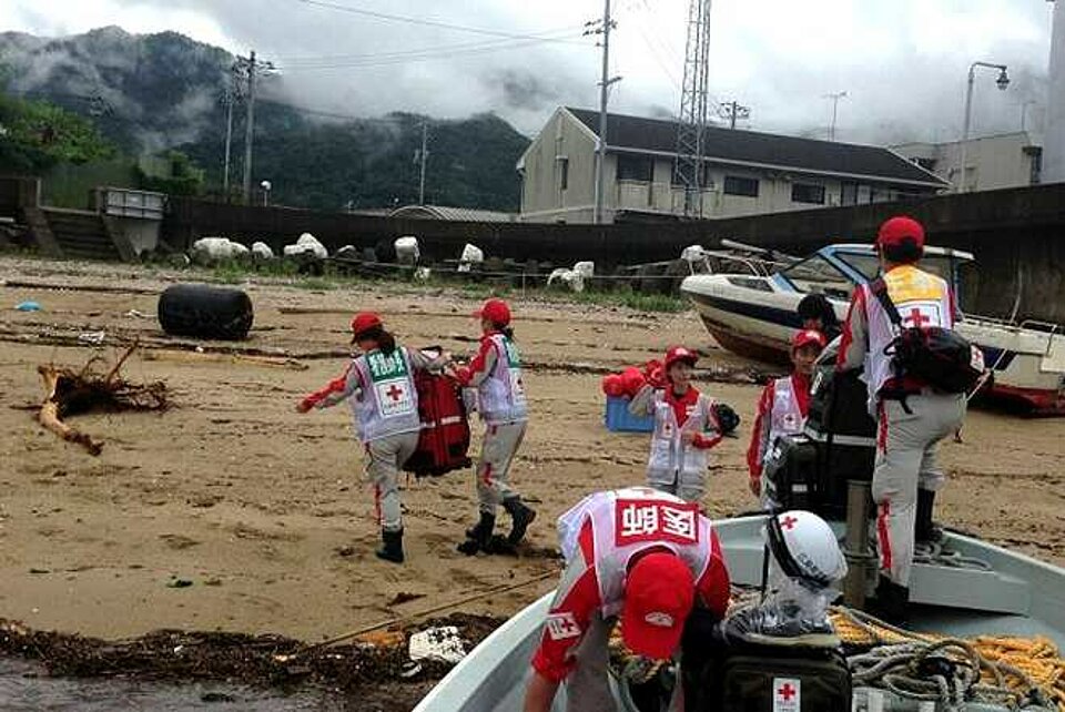 Japanisches Rotes Kreuz mit Boot