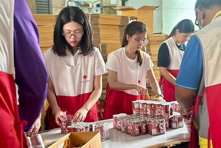 Rotkreuzmitarbeiterinnen bereiten Hifsgüterbereitstellung vor in Myanmar