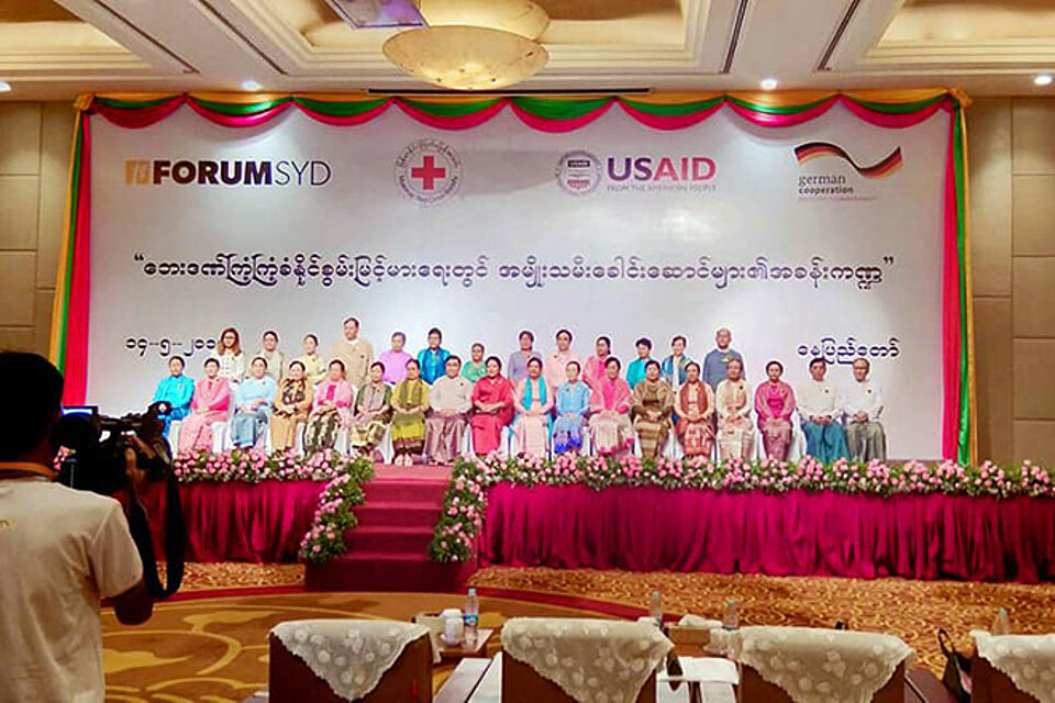 Foto: Gruppenbild auf einer Konferenz zu Naturkatastrophen in Asien