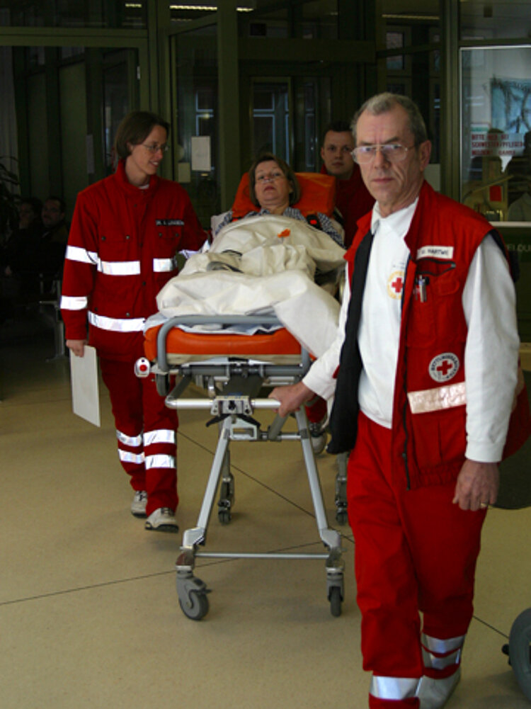 Auf der Liege wird die Patientin ins Krankenhaus gebracht