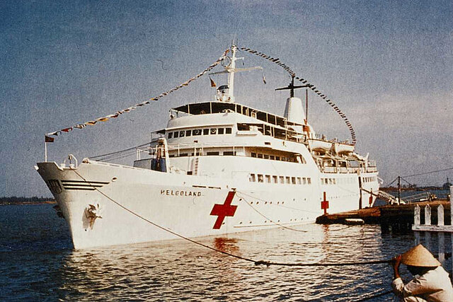 DRK-Hospitalschiff "Helgoland" vor Anker in Vietnam, 1968 (vermutlich in Da Nang) (Manfred Blum / DRK)