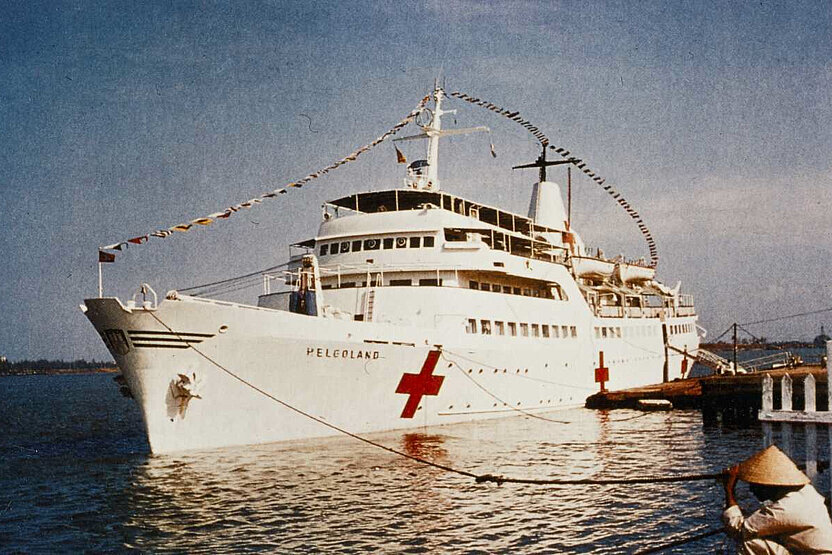 DRK-Hospitalschiff "Helgoland" vor Anker in Vietnam, 1968 (vermutlich in Da Nang) (Manfred Blum / DRK)