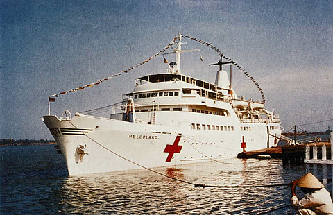 DRK-Hospitalschiff "Helgoland" vor Anker in Vietnam, 1968 (vermutlich in Da Nang) (Manfred Blum / DRK)