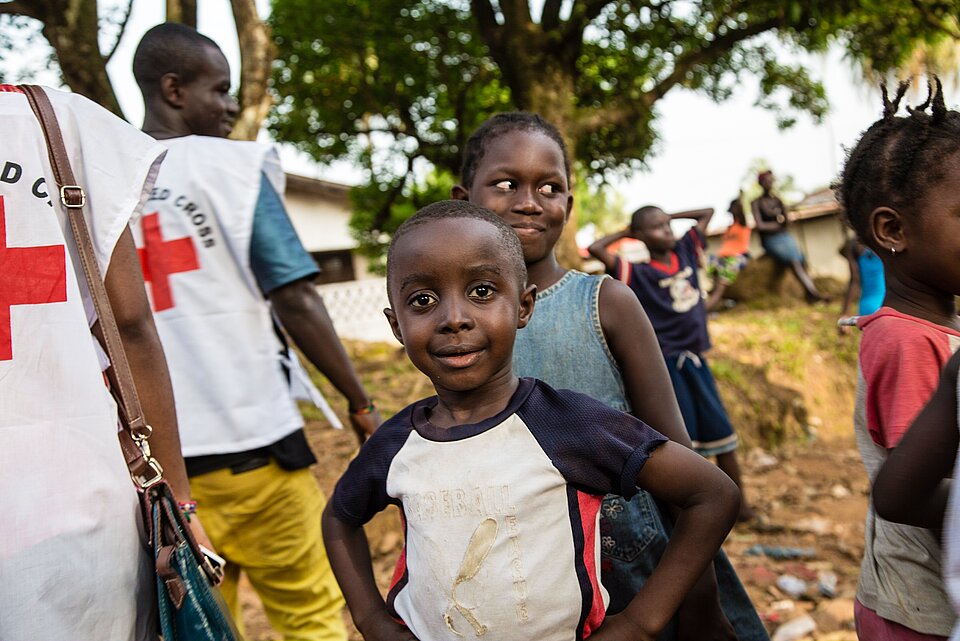 Freiwillige des Liberianischen Roten Kreuzes informieren über Ebola
