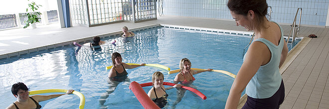 Gelenkschonende Übungen im Wassergymnastik-Kurs