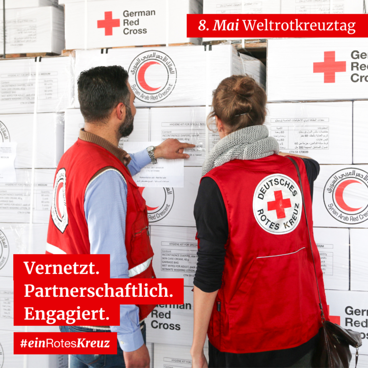Zwei Freiwillige des Deutschen Roten Kreuzes überprüfen Lagerbestände mit Boxen