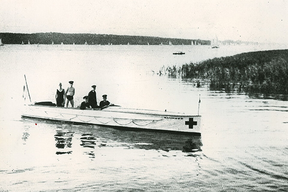 ein DRK-Rettungsboot auf dem Wannsee