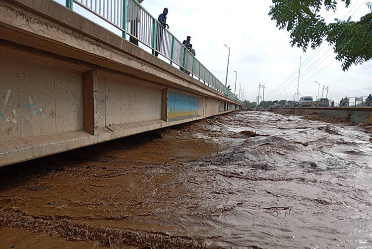 Braunes Wasser an Unterseite einer Brücke
