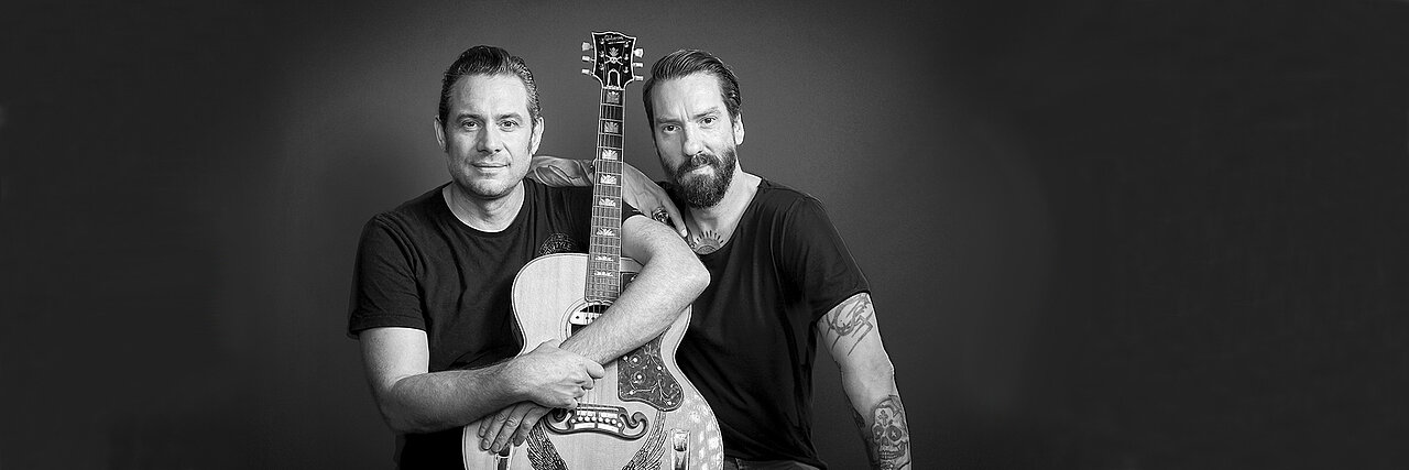 Schwarz-Weiß-Foto: Sascha Vollmer und Alec Völkel mit Gitarre