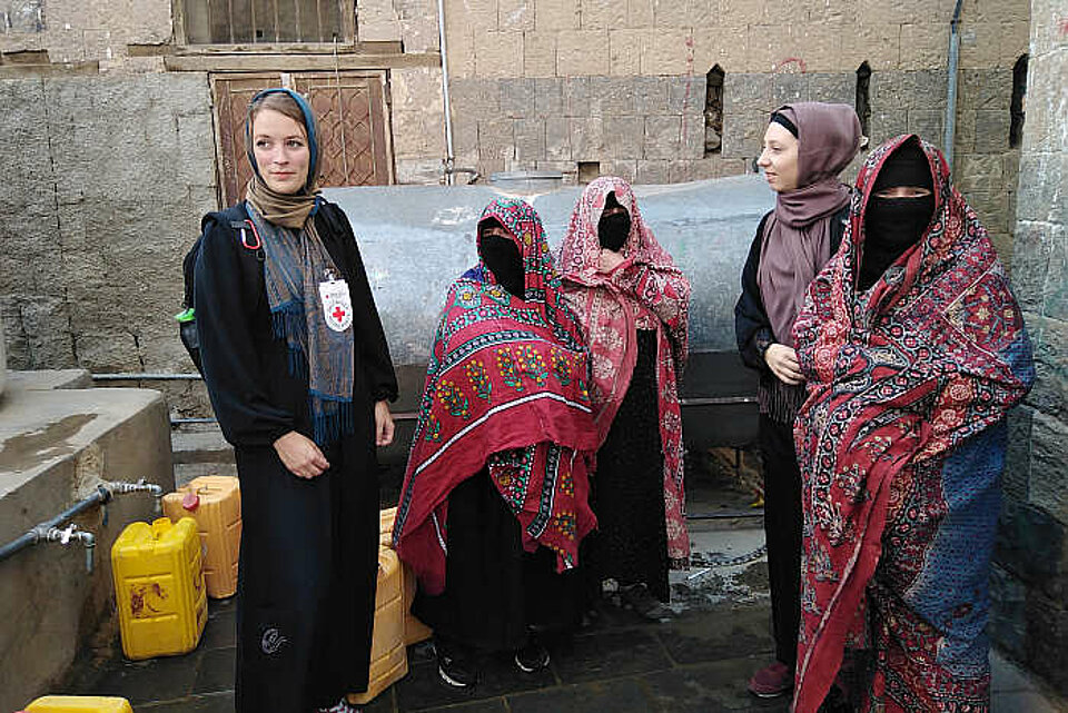 DRK-Mitarbeiterinnen helfen jemenitischen Frauen
