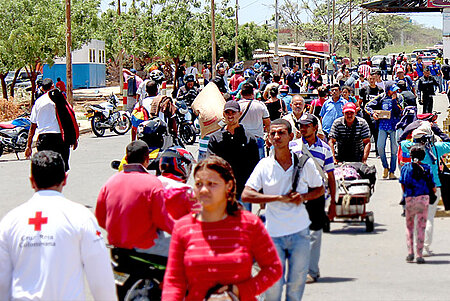 Rotes Kreuz hilft an den Migrationsrouten nach Kolumbien