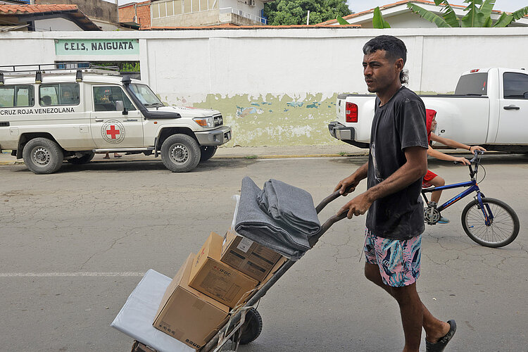 Betroffenr Mann des Erdbebens in Venezuela erhält Hilfsgüter 
