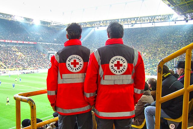 Sanitätsdienstleistende in Fußballstadion