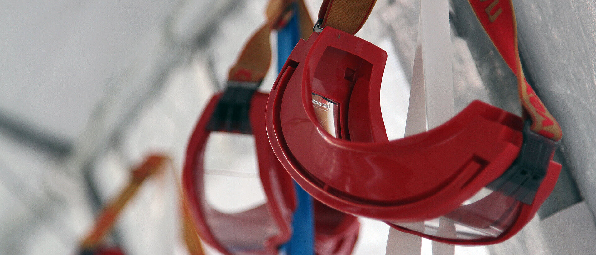 Sicherheitsbrillen hängen an einer Zeltstange