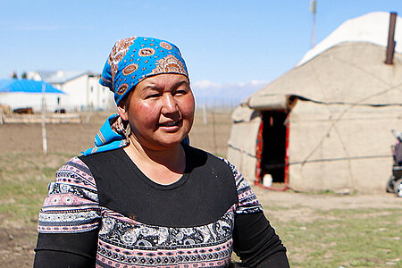 Kirgisin vor einer Jurte