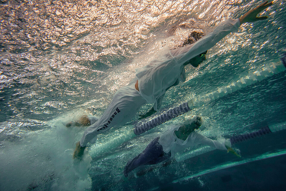 Rettungsschwimmer im Wasser - Sicht von unten