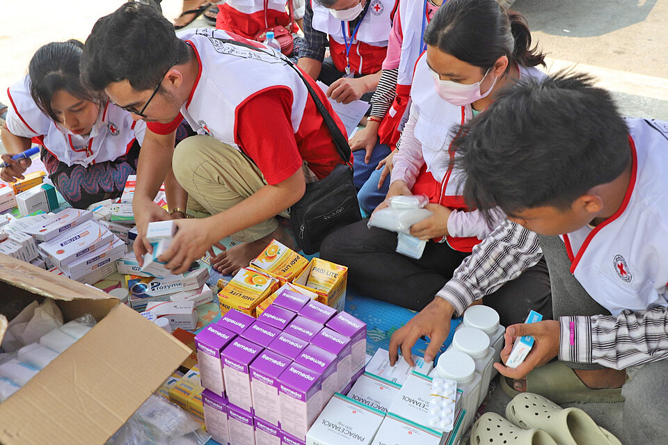 Medikametenausgabe für Erdbebenopfer in Myanmar 